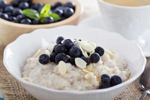 orzo porridge nel un' ciotola foto