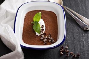 cioccolato mousse con crema foto