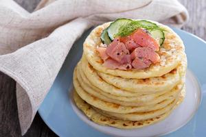 scandinavo Patata Pancakes con salmone foto