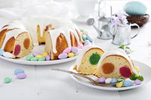 Pasqua torta con colorato Riempimento e Smalto foto