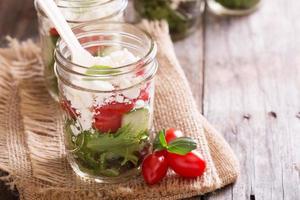 insalata in barattoli di vetro foto