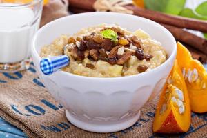 zucca miglio porridge con Mela e uva passa foto