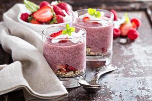 fragola chia budino nel bicchieri foto