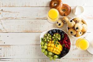 fresco e luminosa continentale prima colazione tavolo foto