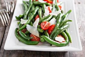 Insalata tiepida con fagiolini e parmigiano foto