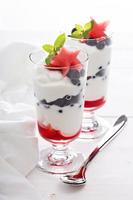 Yogurt parfait con mirtilli e fragola foto