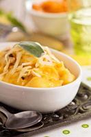 maccheroni e formaggio con zucca butternut foto