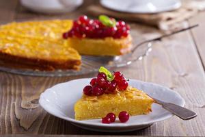 Farina di mais torta con frutti di bosco foto