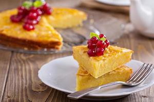 Farina di mais torta con frutti di bosco foto