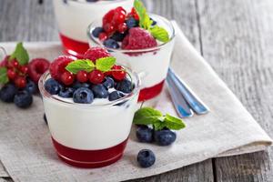 dolce allo yogurt con gelatina e frutti di bosco freschi foto
