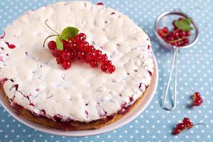 meringa rosso ribes torta su blu tavolo foto