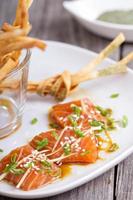 sashimi di salmone con zenzero e sesamo foto