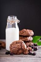 cioccolato biscotti e latte foto