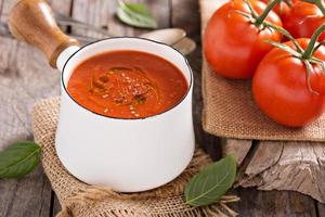 appena fatto pomodoro la minestra nel un' casseruola foto