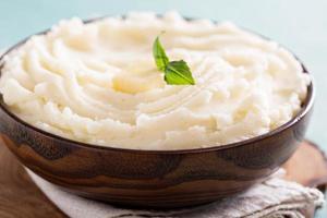 schiacciato patate nel un' grande ciotola foto