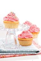 cupcakes con glassa e spruzzatori foto