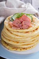 scandinavo Patata Pancakes con salmone foto