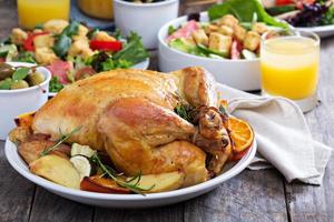 pollo intero arrosto sul tavolo da pranzo foto