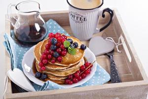 vegano Pancakes con misto frutti di bosco foto