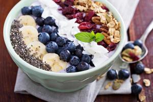 prima colazione frullato ciotola con frutta foto