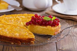 Farina di mais torta con frutti di bosco foto