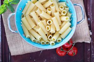 cucinato rigatoni pasta nel un' colino foto