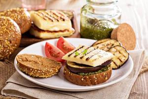 vegetariano hamburger con formaggio, melanzana e pesto foto