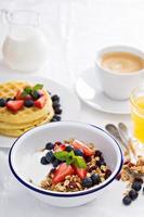 ciotola per la colazione con muesli fatto in casa foto