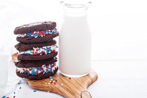 cioccolato Sandwich biscotti con cremoso Riempimento foto