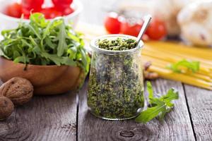 pesto di rucola e noci foto