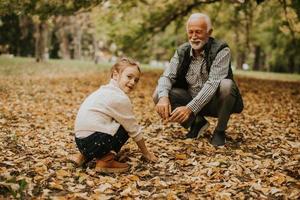 nonno la spesa tempo con il suo nipotina nel parco su autunno giorno foto