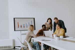 gruppo di multietnico attività commerciale persone Lavorando insieme e preparazione nuovo progetto su un' incontro nel ufficio foto