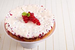 meringa rosso ribes torta su bianca tavolo foto