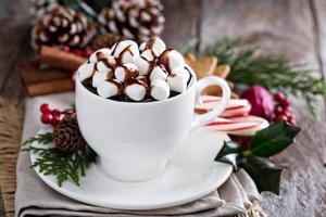 Natale caldo cioccolato con ornamenti foto