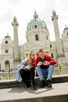 giovane coppia utilizzando mobile Telefono nel vienna, Austria foto