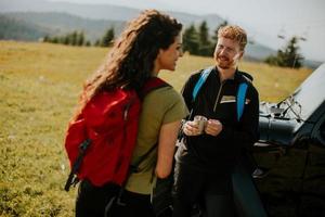 giovane coppia rilassante di un' terreno veicolo cappuccio a campagna foto