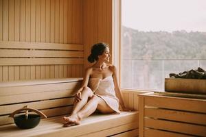 giovane donna rilassante nella sauna foto