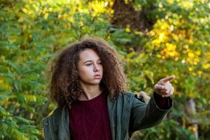 adolescente ragazza nel autunno parco foto