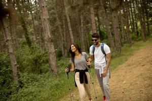 coppia di escursionisti con zaini camminare attraverso il foresta foto