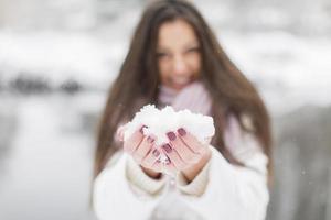 giovane donna in inverno foto