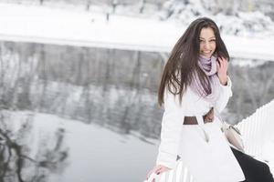 giovane donna in inverno foto