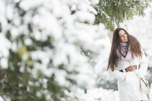 giovane donna in inverno foto