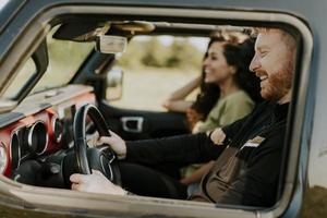 coppia avendo divertimento su viaggio su strada foto