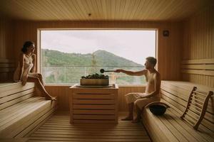 giovane coppia che si rilassa nella sauna foto