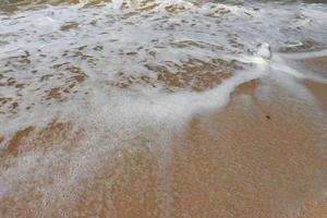 onde su riva di tropicale bellissimo sabbia spiaggia su un' soleggiato giorno foto