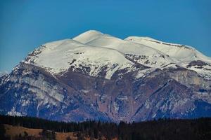 paesaggio montano innevato foto