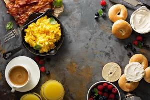 grande prima colazione con Bacon e strapazzate uova foto