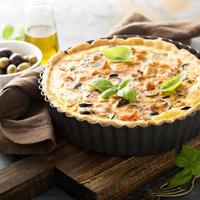 quiche con melanzana, pollo e olive foto