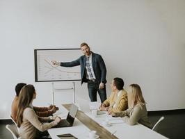 gruppo di multietnico attività commerciale persone Lavorando insieme e preparazione nuovo progetto su un' incontro nel ufficio foto