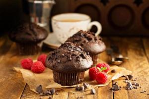 Doppio cioccolato muffin con lampone foto